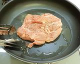 肉と調味料。こってりチキンステーキ!作り方3写真