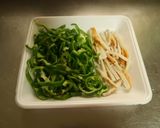 ピーマンとちくわの塩バター炒め作り方1写真