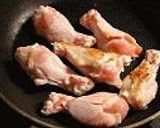 鶏手羽元のニンニク煮込み作り方2写真