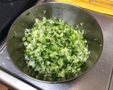 白菜とニラで作るジューシー焼き餃子作り方1写真