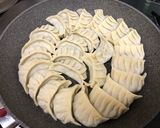 白菜とニラで作るジューシー焼き餃子作り方10写真