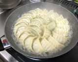 白菜とニラで作るジューシー焼き餃子作り方11写真