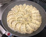 白菜とニラで作るジューシー焼き餃子作り方12写真