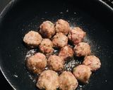 餃子のタネの余りをフライパンで肉団子！作り方3写真