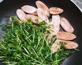 魚肉ソーセージと豆苗のサッと炒め作り方4写真