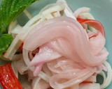 酢漬け玉ねぎとカニカマの和え物作り方2写真