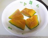 お弁当に☆丸い南瓜(南瓜の種乗せ）作り方1写真