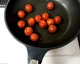 蓮根を洋風に♪プチトマトと蓮根の炒め物作り方2写真