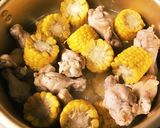 トウモロコシと鶏手羽元の煮物作り方3写真