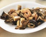 お酒のお供に♪エビときのこのオイバタ炒め作り方5写真