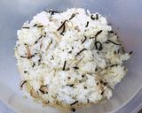 風味豊かな みょうがと塩こんぶのおにぎり作り方2写真