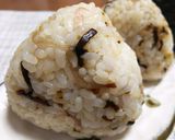 風味豊かな みょうがと塩こんぶのおにぎり作り方3写真