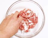 豚とプチトマトのペペロンチーノ風炒め作り方1写真