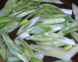 休日ランチに♪ごま油が効いてるねぎ焼そば作り方1写真