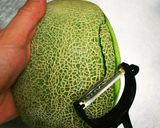 ズボラ♪メロンの皮で冬瓜？中華風スープ作り方1写真
