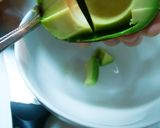 アボカドと豚肉の味噌マヨ炒め☆作り方1写真