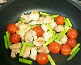 鶏トマトアスパラのオリーブオイル炒め作り方4写真