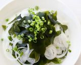 簡単サラダ【生わかめと玉ねぎのサラダ】作り方3写真
