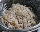 朝弁当♪糸こんにゃく油揚げ玉ねぎの卵とじ作り方1写真