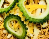 即席拉麺の具★ゴーヤー&とろけるチーズ作り方3写真