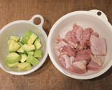 簡単☆鶏もも肉とアボカドの白だし炒め☆作り方1写真
