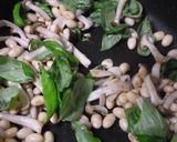 大豆ときのこのバジル炒め♪バジルが香る♪作り方5写真