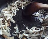 ごぼうと豚こまのにんにく炒め作り方3写真