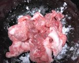 納豆と豚こまの冷しゃぶ風〜卵黄のせ〜作り方1写真