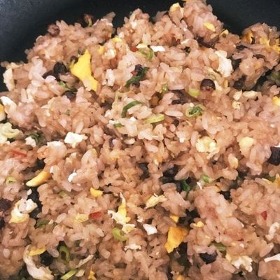 お赤飯チャーハン お赤飯でチャーハン by おまめさん 【クックパッド】 簡単