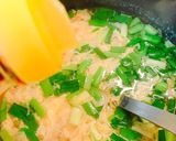 ふわふわ卵とニラ、エリンギの中華スープ作り方5写真