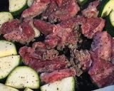 厚切り牛肉とズッキーニの塩麹炒め!作り方2写真
