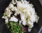 3種の天然キノコ、野菜、ちくわの油炒め作り方7写真