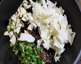 3種の天然キノコ、野菜、ちくわの油炒め作り方7写真
