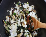 3種の天然キノコ、野菜、ちくわの油炒め作り方8写真