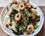 3種の天然キノコ、野菜、ちくわの油炒め作り方12写真