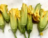 チーズとバジル香るズッキーニの花の肉詰め作り方1写真