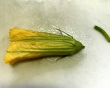 チーズとバジル香るズッキーニの花の肉詰め作り方8写真