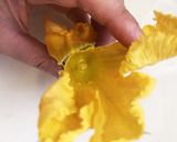 チーズとバジル香るズッキーニの花の肉詰め作り方9写真
