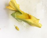 チーズとバジル香るズッキーニの花の肉詰め作り方10写真