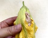チーズとバジル香るズッキーニの花の肉詰め作り方11写真
