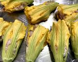 チーズとバジル香るズッキーニの花の肉詰め作り方12写真