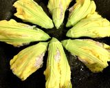 チーズとバジル香るズッキーニの花の肉詰め作り方14写真