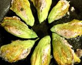 チーズとバジル香るズッキーニの花の肉詰め作り方15写真