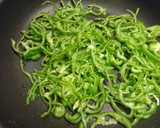 細切りピーマンとサクラエビの麺つゆ炒め作り方2写真