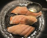 皮のカリッカリさがたまらない♡鮭のポワレ作り方4写真