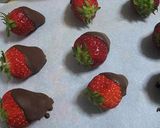 チョコレートがけ苺★ホイップクリーム添え作り方3写真