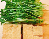 ラー油で簡単！厚揚げと豆苗のピリ辛炒め作り方1写真