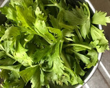 セロリの葉とお揚げの炒めもの作り方1写真