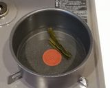 簡易グルメ！ネギ油香る素うどん作り方1写真