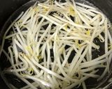 納豆と豚こまの冷しゃぶ風〜卵黄のせ〜作り方3写真